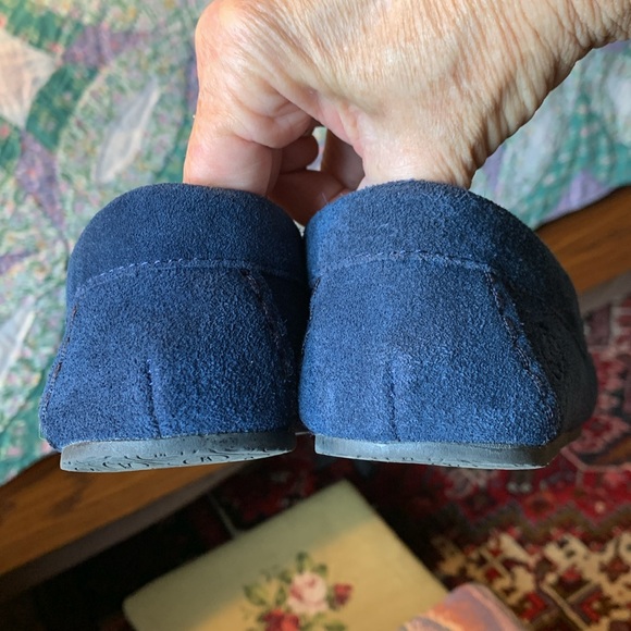 Lands End Navy Blue Suede Leather Moccasins. Soft flannel insoles. Worn once. 8 - Picture 4 of 6